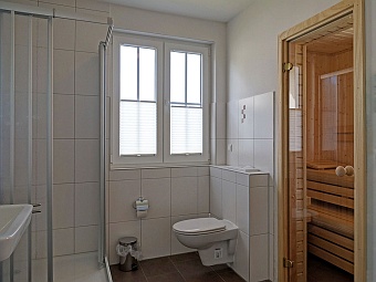 Bad mit Dusche, Doppelwaschbecken und Sauna im Erdgeschoss