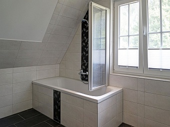 Bad mit Badewanne, Dusche und Doppelwaschbecken im Dachgeschoss