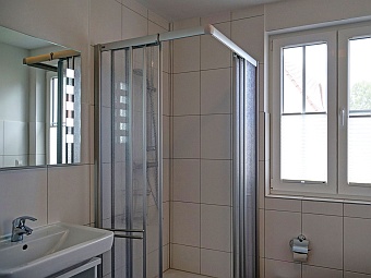 Bad mit Dusche, Doppelwaschbecken und Sauna im Erdgeschoss